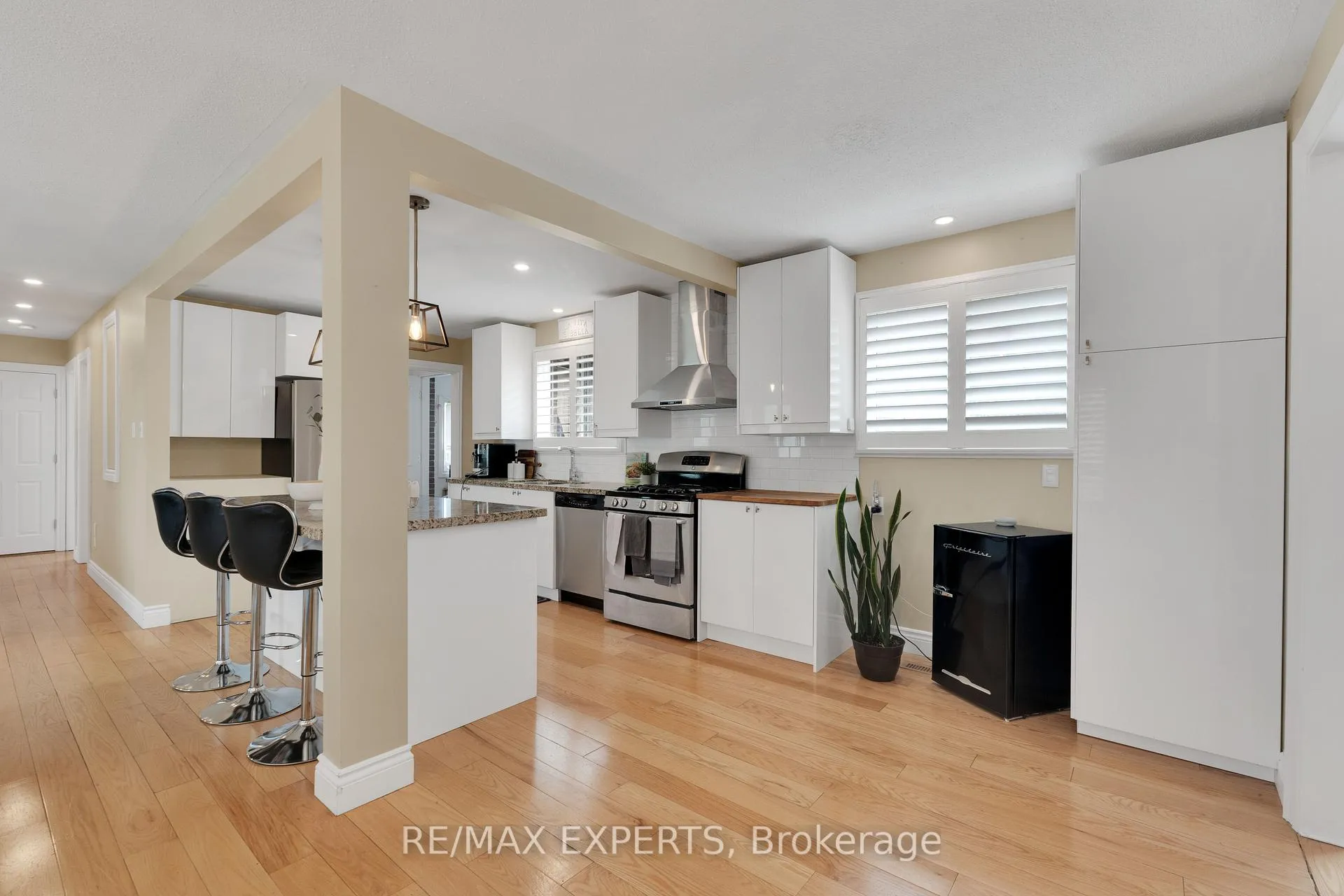 Photo 9 of 35 Lawrence Avenue, Orangeville — HOMEH