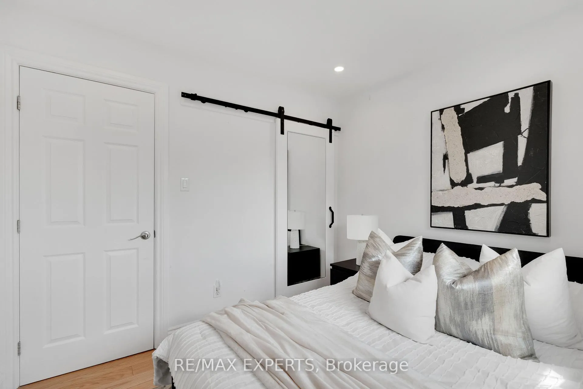 Photo 13 of 35 Lawrence Avenue, Orangeville — HOMEH