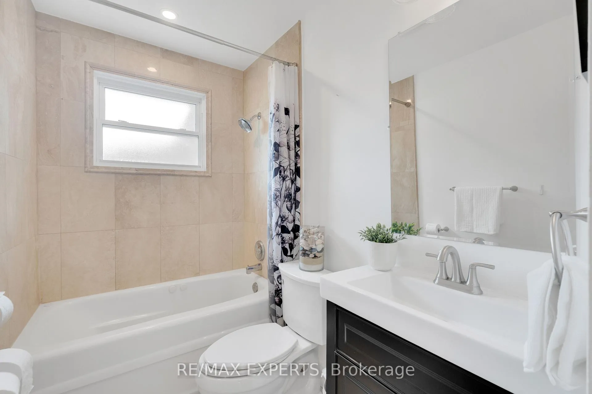 Photo 25 of 35 Lawrence Avenue, Orangeville — HOMEH
