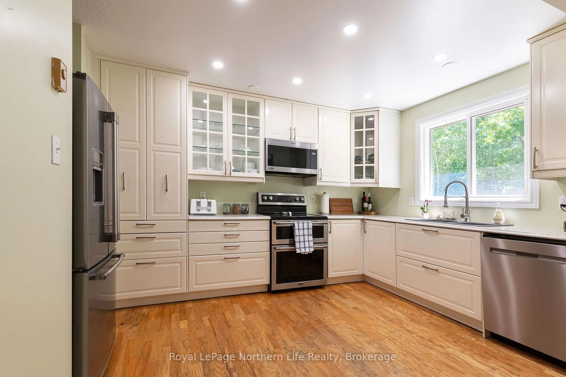 Photo 5 of 39 Lovell Avenue, North Bay, Ferris — HOMEH