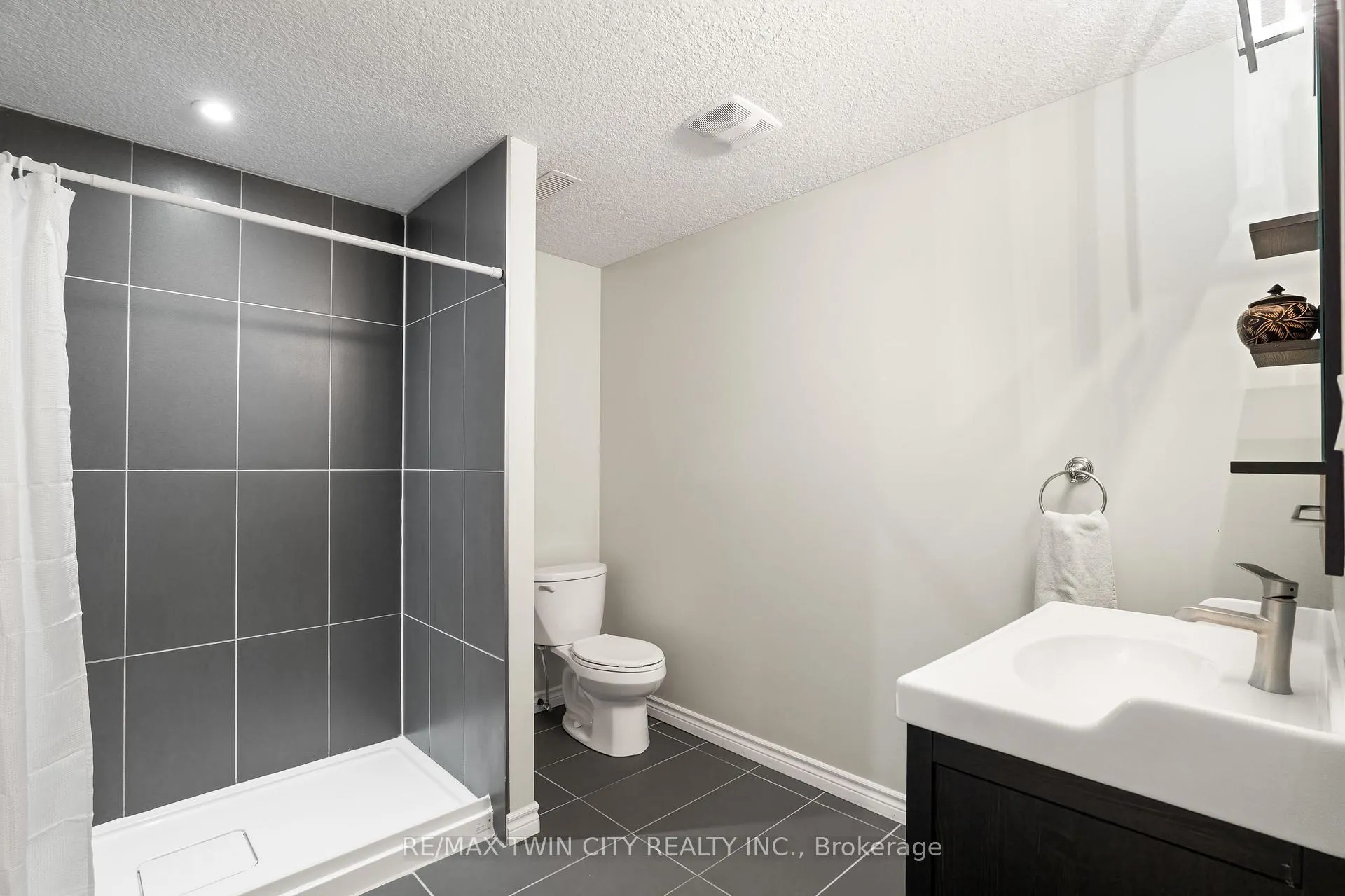 Photo 20 of 78 Forest Creek Drive, Kitchener — HOMEH