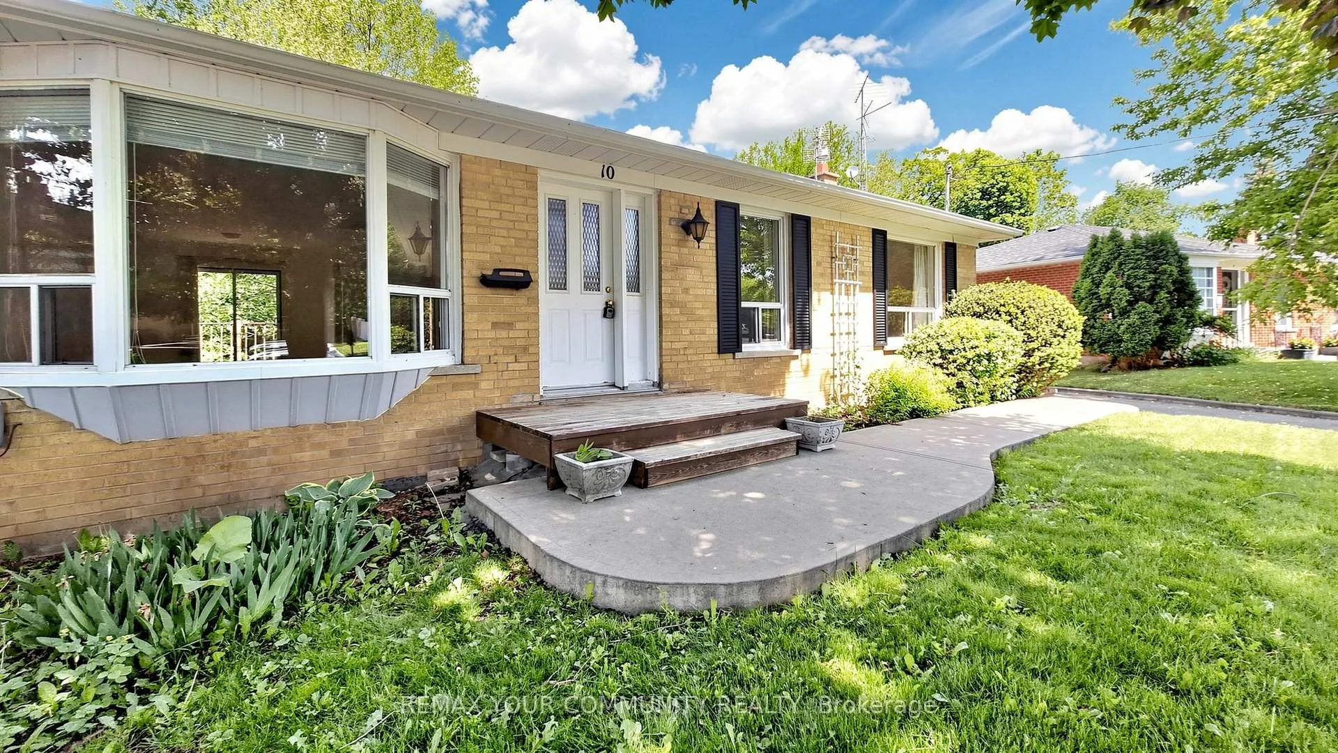 Photo 2 of 10 Winlaw Place, Markham, Old Markham Village — HOMEH