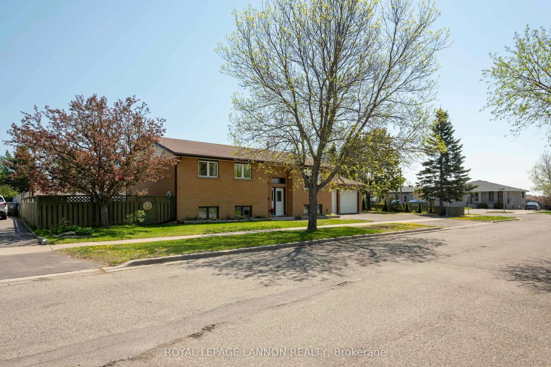 Photo 1 of 400 Randall Court, Thunder Bay, John Street North — HOMEH