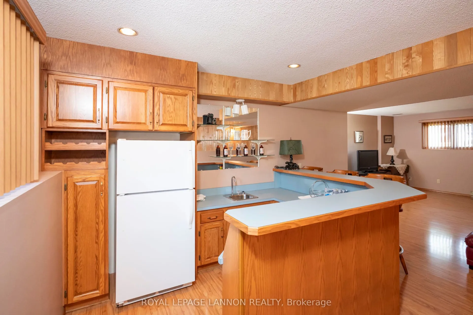 Photo 33 of 400 Randall Court, Thunder Bay, John Street North — HOMEH