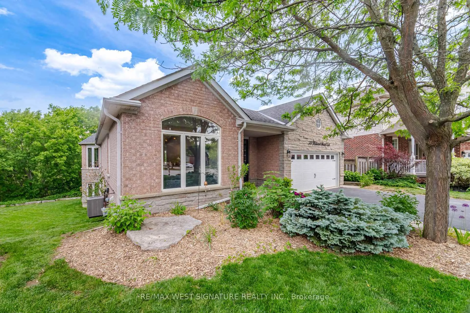 Photo 2 of 29 Willard Hunt Crescent, King, Schomberg — HOMEH
