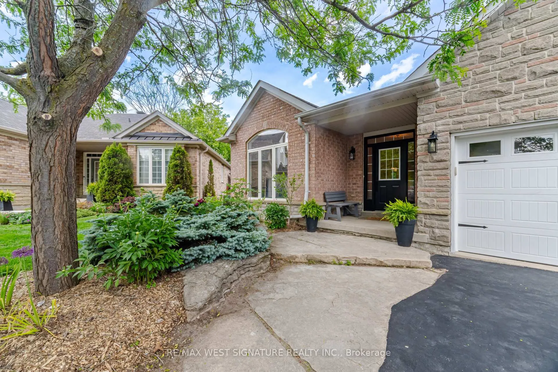 Photo 3 of 29 Willard Hunt Crescent, King, Schomberg — HOMEH
