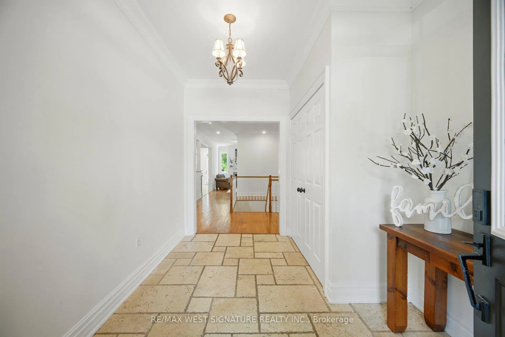 Photo 5 of 29 Willard Hunt Crescent, King, Schomberg — HOMEH