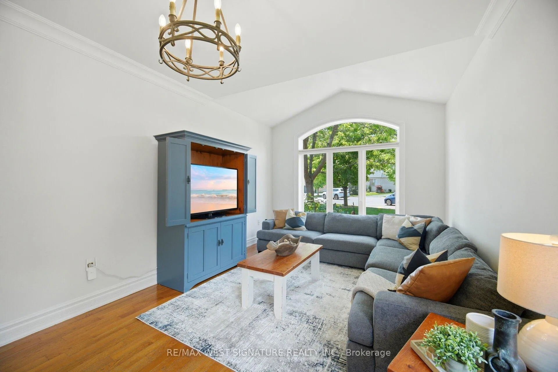 Photo 6 of 29 Willard Hunt Crescent, King, Schomberg — HOMEH