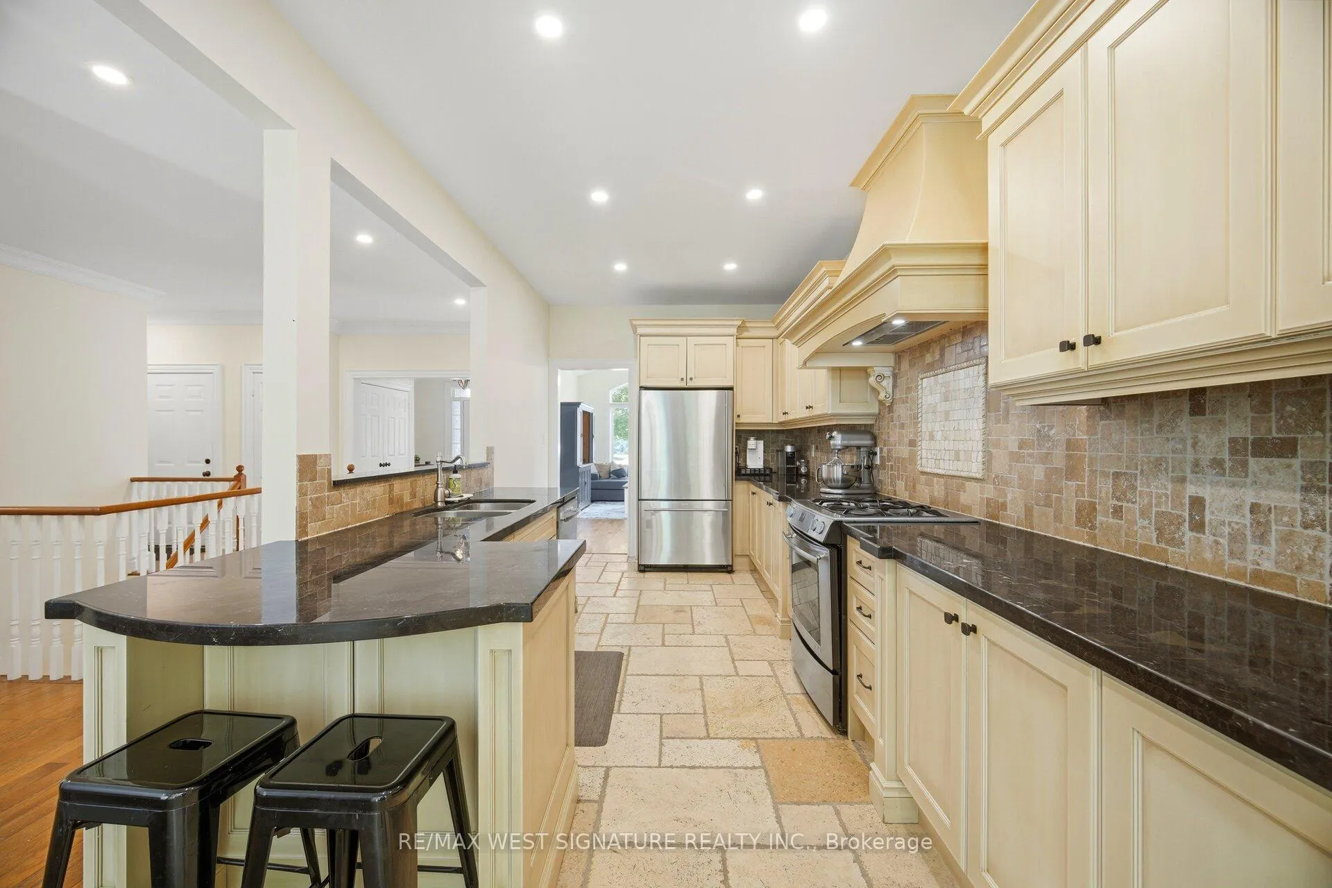 Photo 8 of 29 Willard Hunt Crescent, King, Schomberg — HOMEH