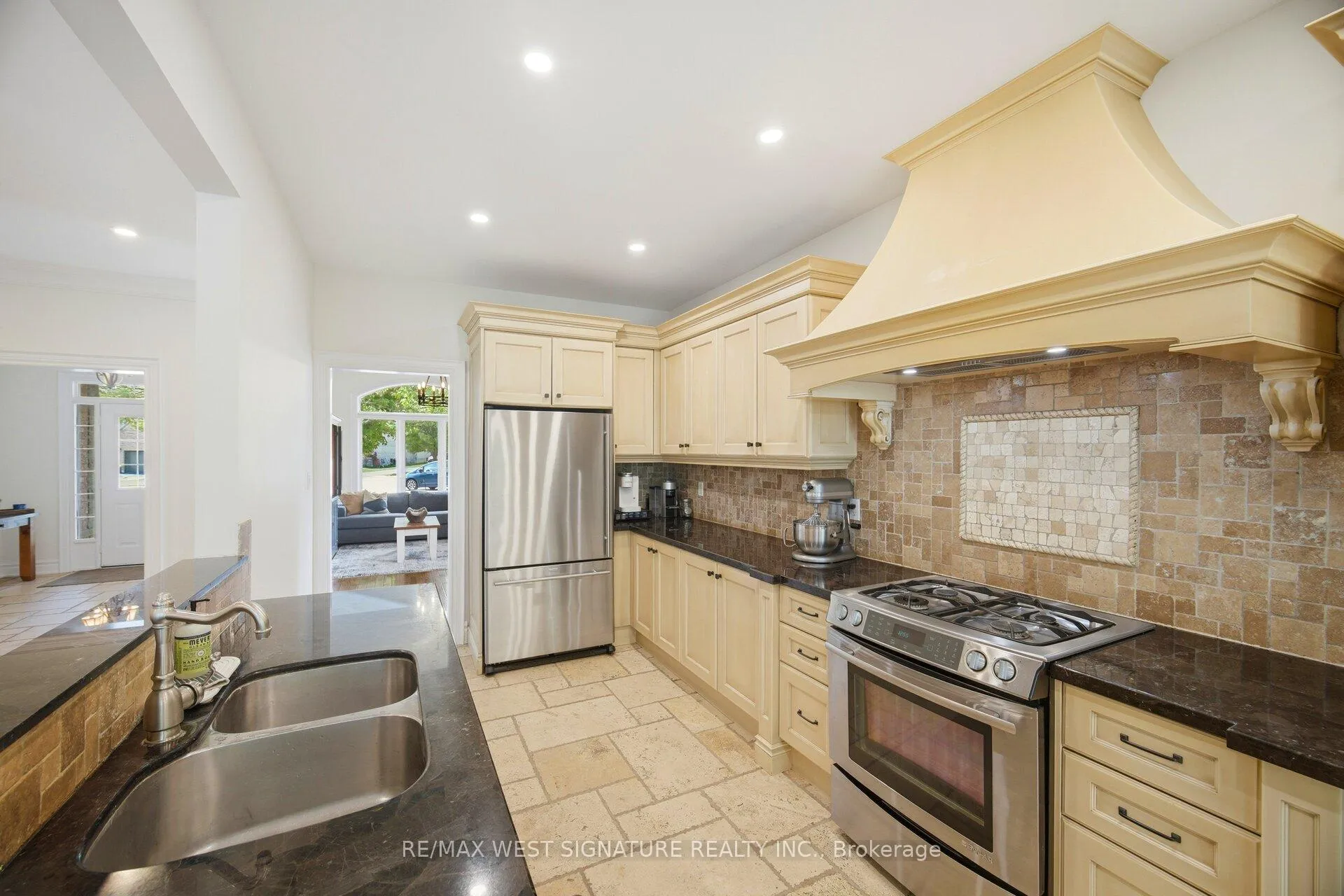 Photo 9 of 29 Willard Hunt Crescent, King, Schomberg — HOMEH