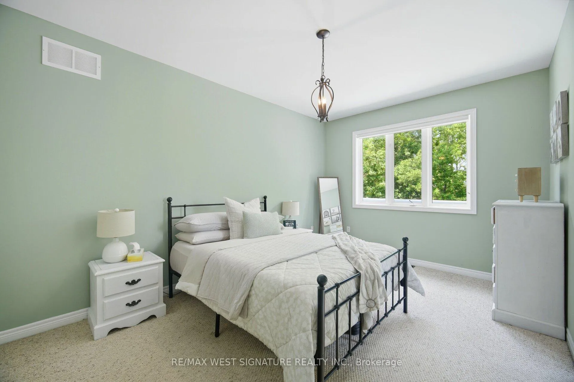 Photo 16 of 29 Willard Hunt Crescent, King, Schomberg — HOMEH