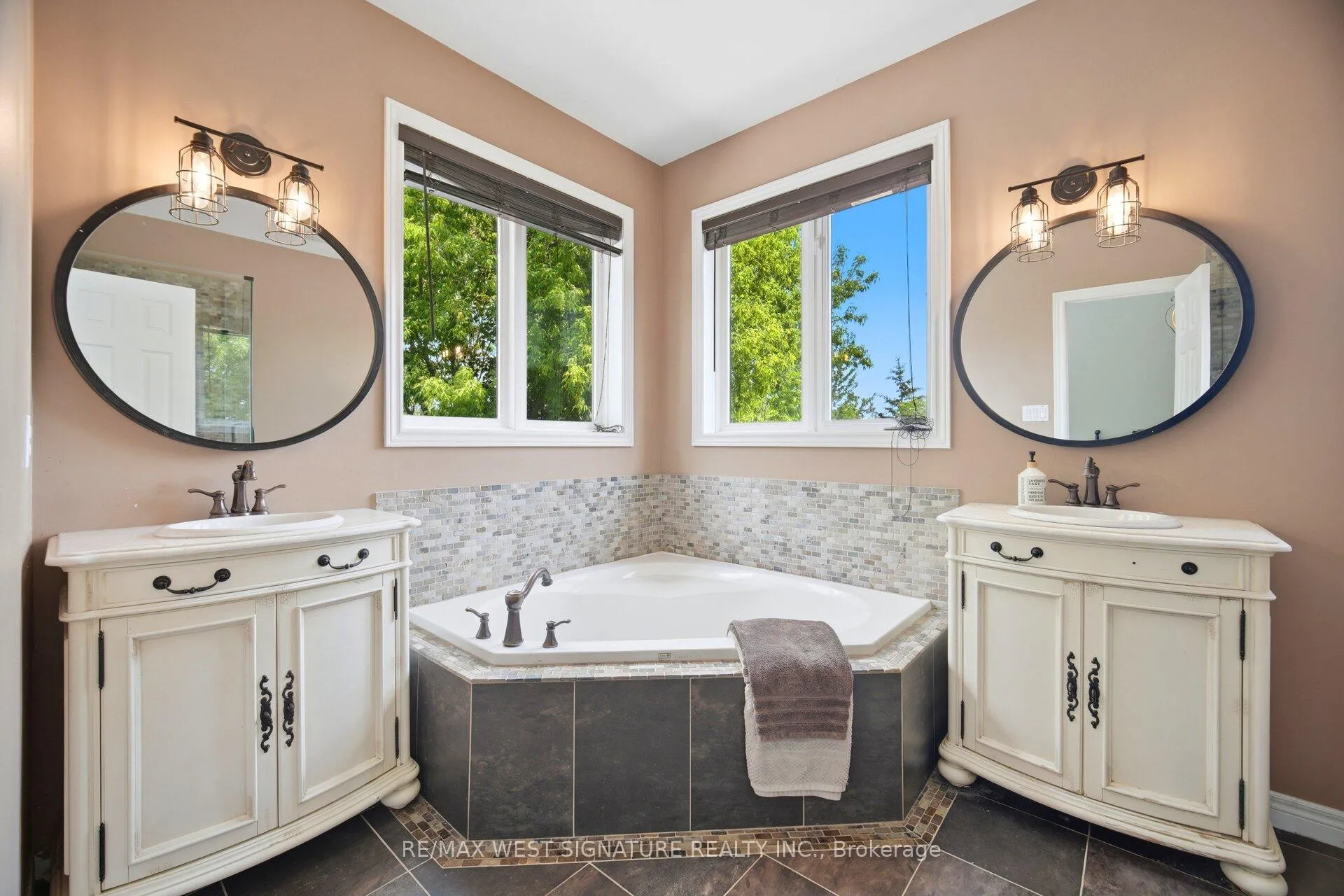 Photo 18 of 29 Willard Hunt Crescent, King, Schomberg — HOMEH