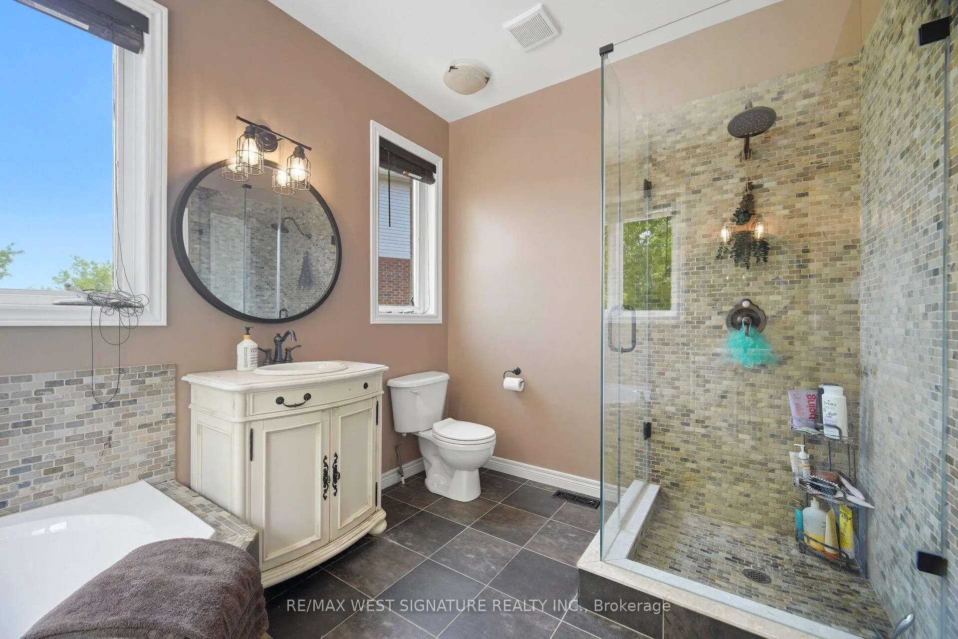 Photo 19 of 29 Willard Hunt Crescent, King, Schomberg — HOMEH