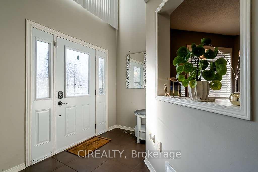 Photo 2 of 7 Crompton Drive, Barrie, Little Lake — HOMEH