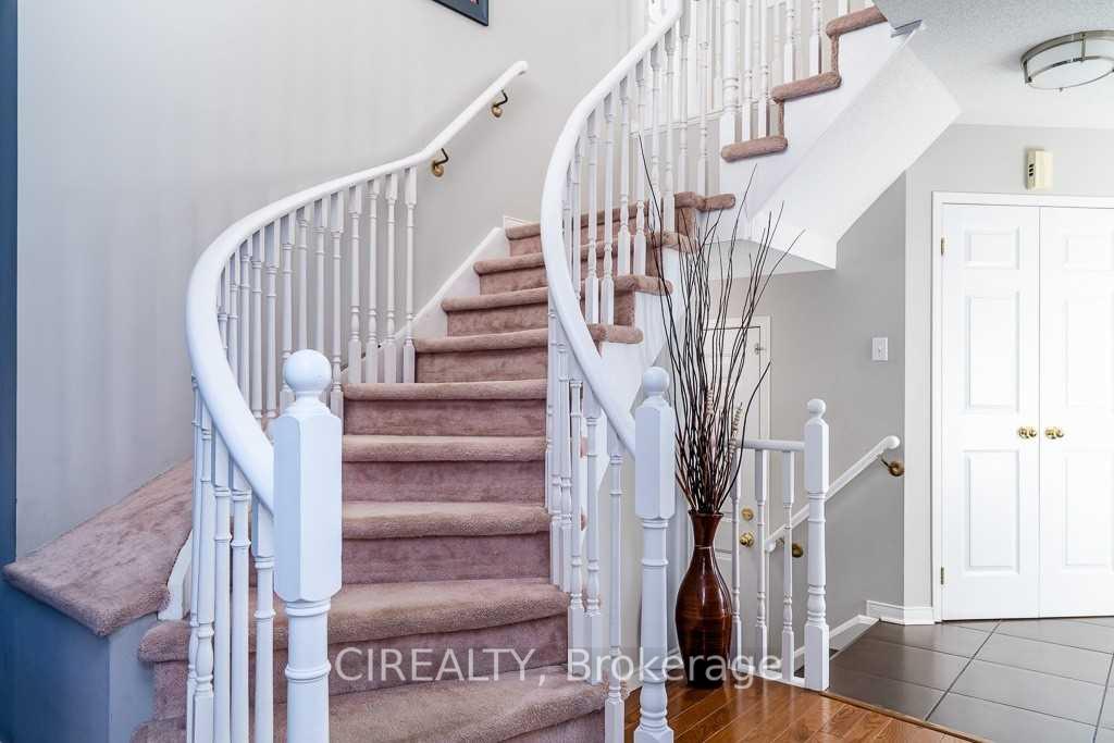 Photo 3 of 7 Crompton Drive, Barrie, Little Lake — HOMEH