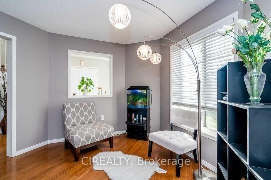 Photo 4 of 7 Crompton Drive, Barrie, Little Lake — HOMEH
