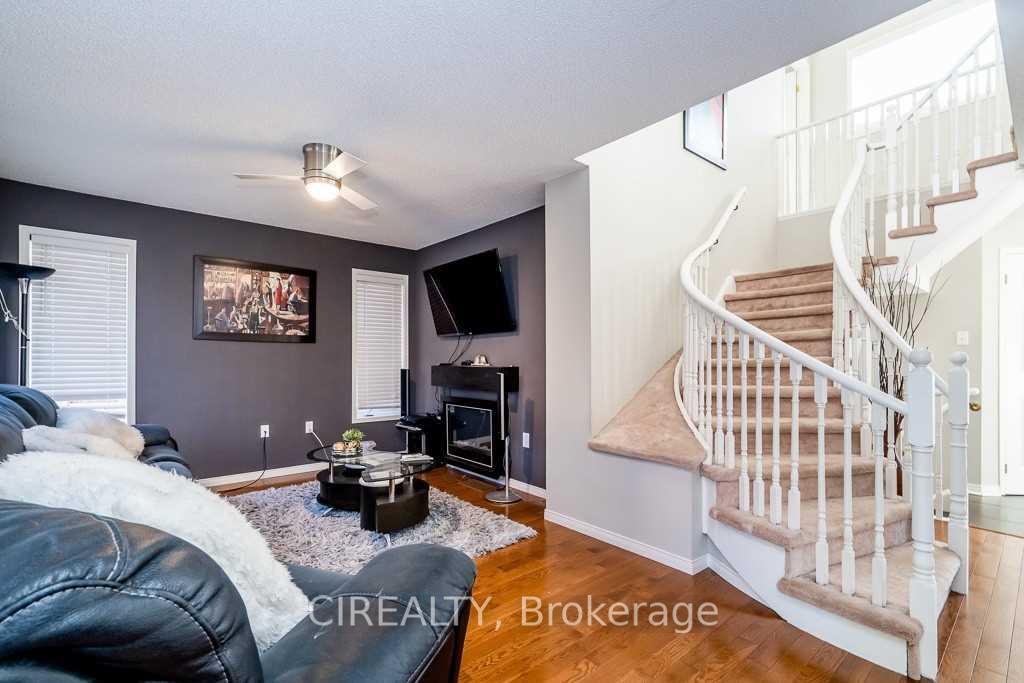Photo 6 of 7 Crompton Drive, Barrie, Little Lake — HOMEH