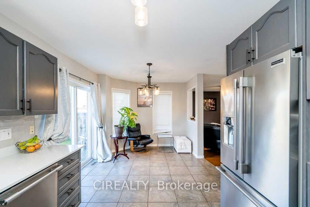 Photo 9 of 7 Crompton Drive, Barrie, Little Lake — HOMEH