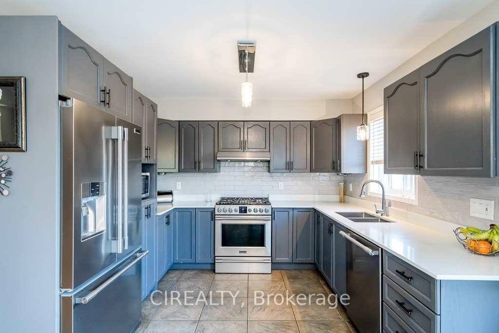 Photo 10 of 7 Crompton Drive, Barrie, Little Lake — HOMEH