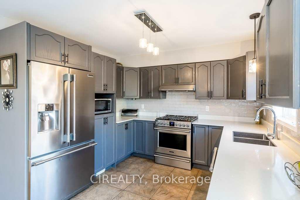 Photo 11 of 7 Crompton Drive, Barrie, Little Lake — HOMEH