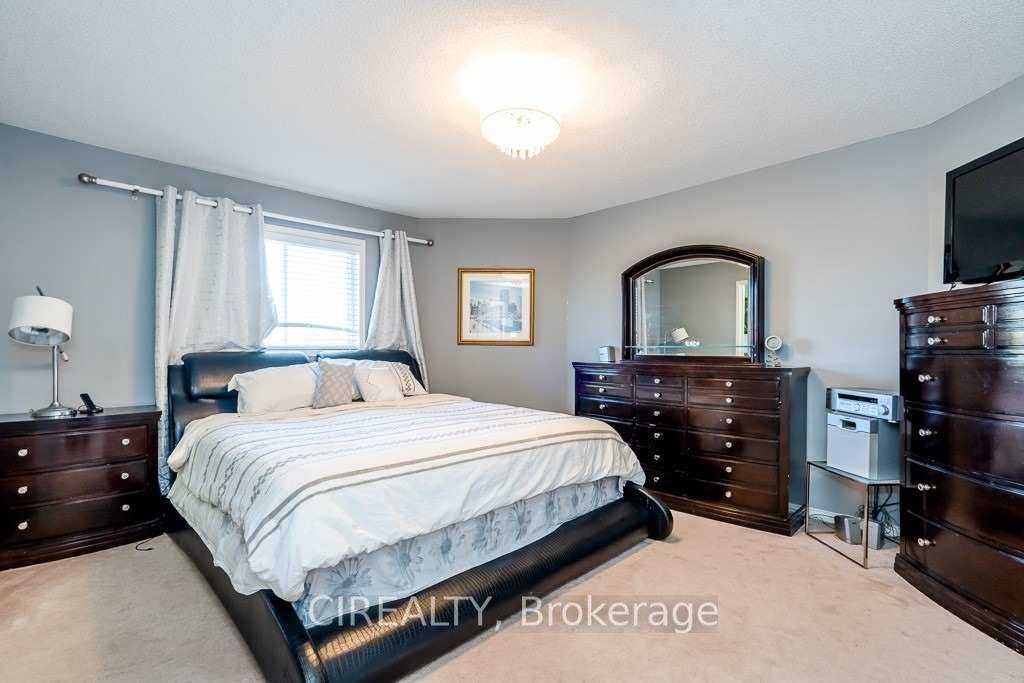 Photo 12 of 7 Crompton Drive, Barrie, Little Lake — HOMEH