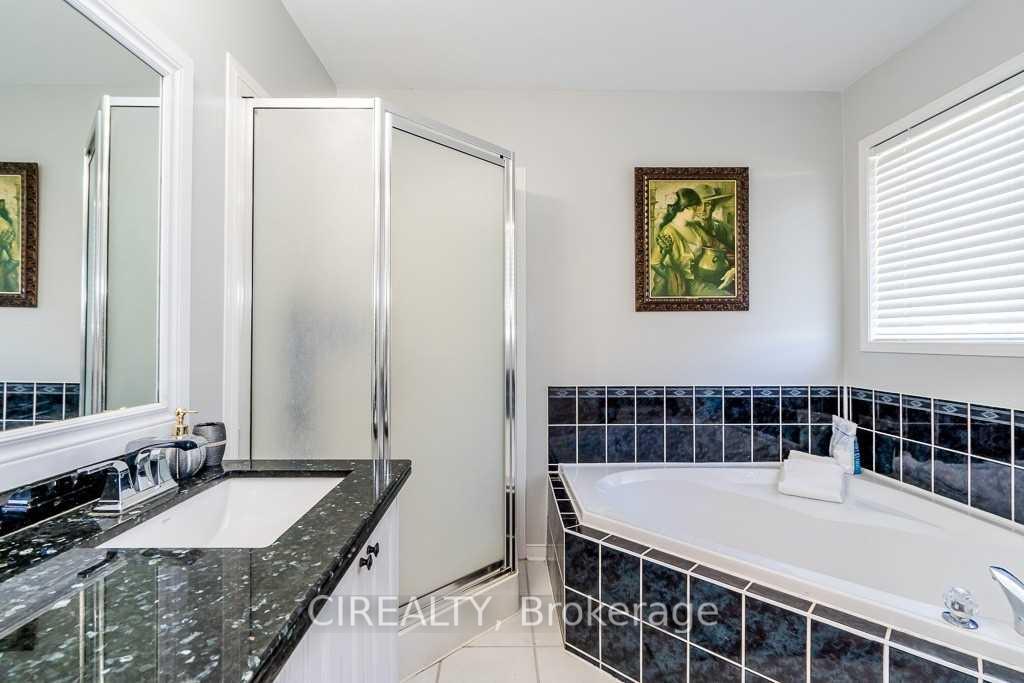 Photo 14 of 7 Crompton Drive, Barrie, Little Lake — HOMEH