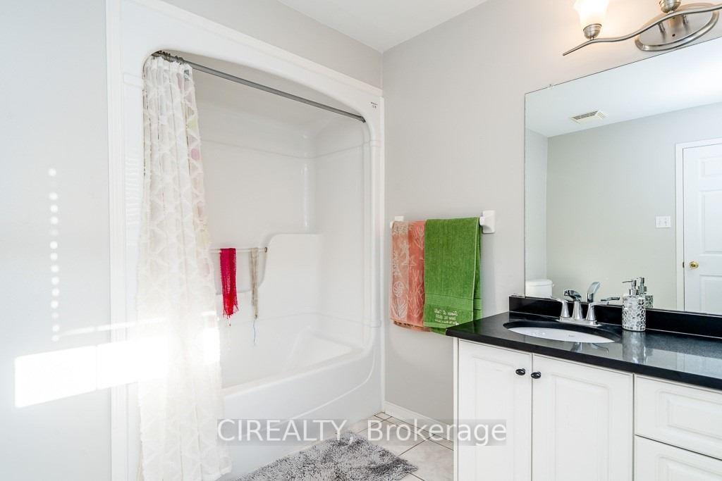 Photo 17 of 7 Crompton Drive, Barrie, Little Lake — HOMEH