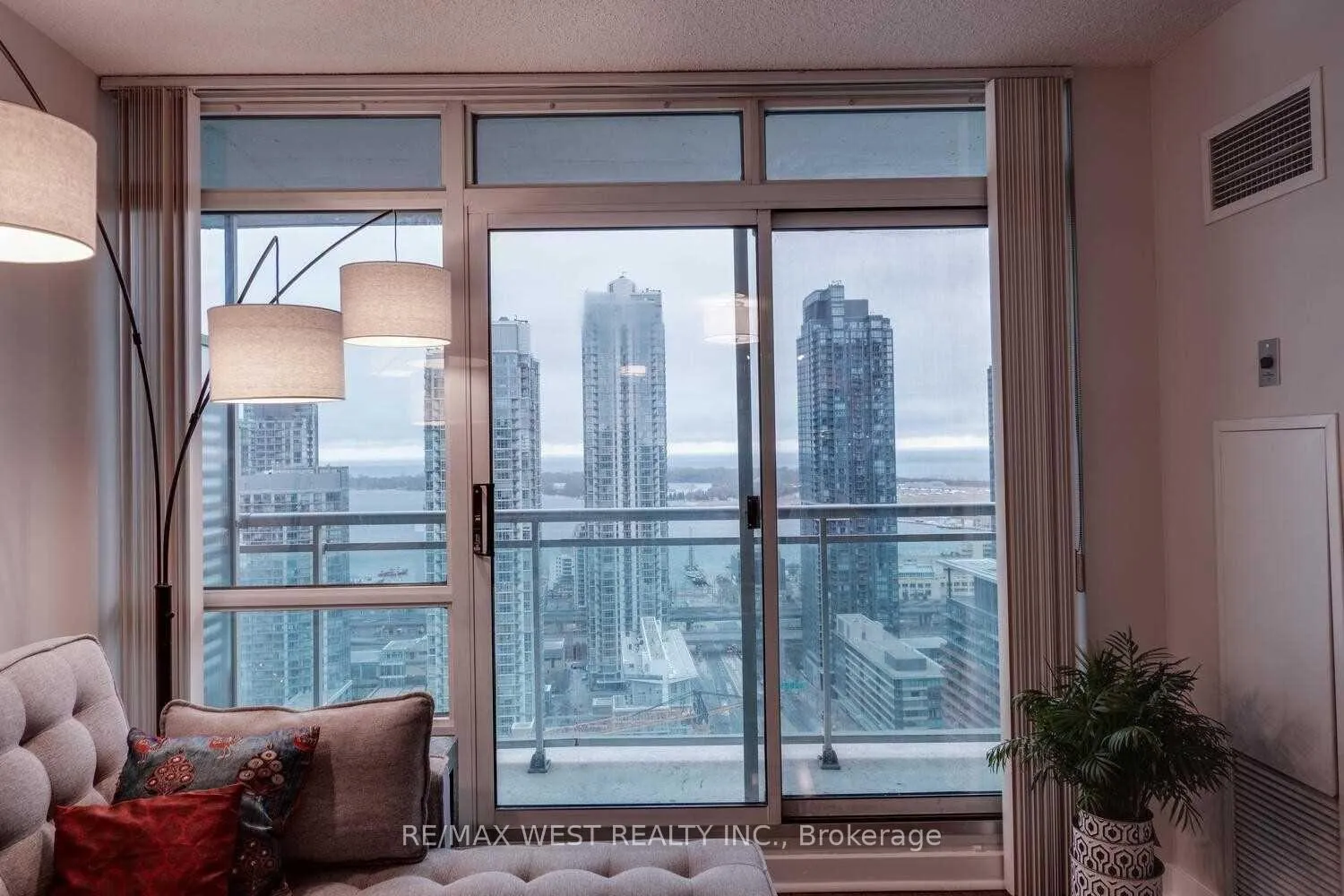 Photo 12 of Unit 3712, 397 Front Street W, Toronto, Waterfront Communities — HOMEH