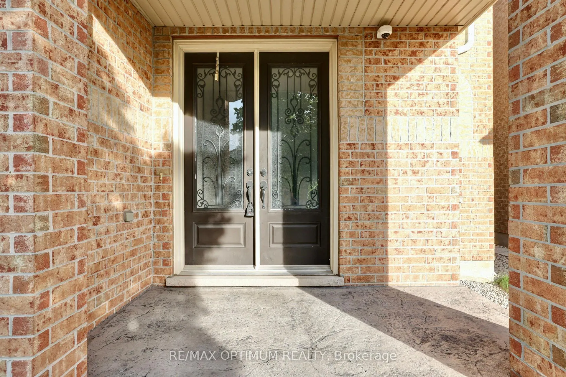 Photo 2 of 29 Legendary Circle, Brampton, Bram West — HOMEH