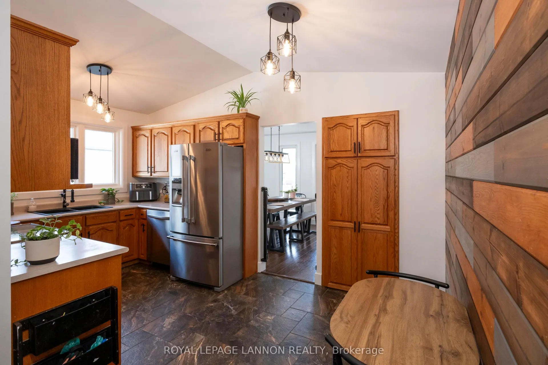 Photo 11 of 148 Nottingham Crescent, Thunder Bay, John Street North — HOMEH