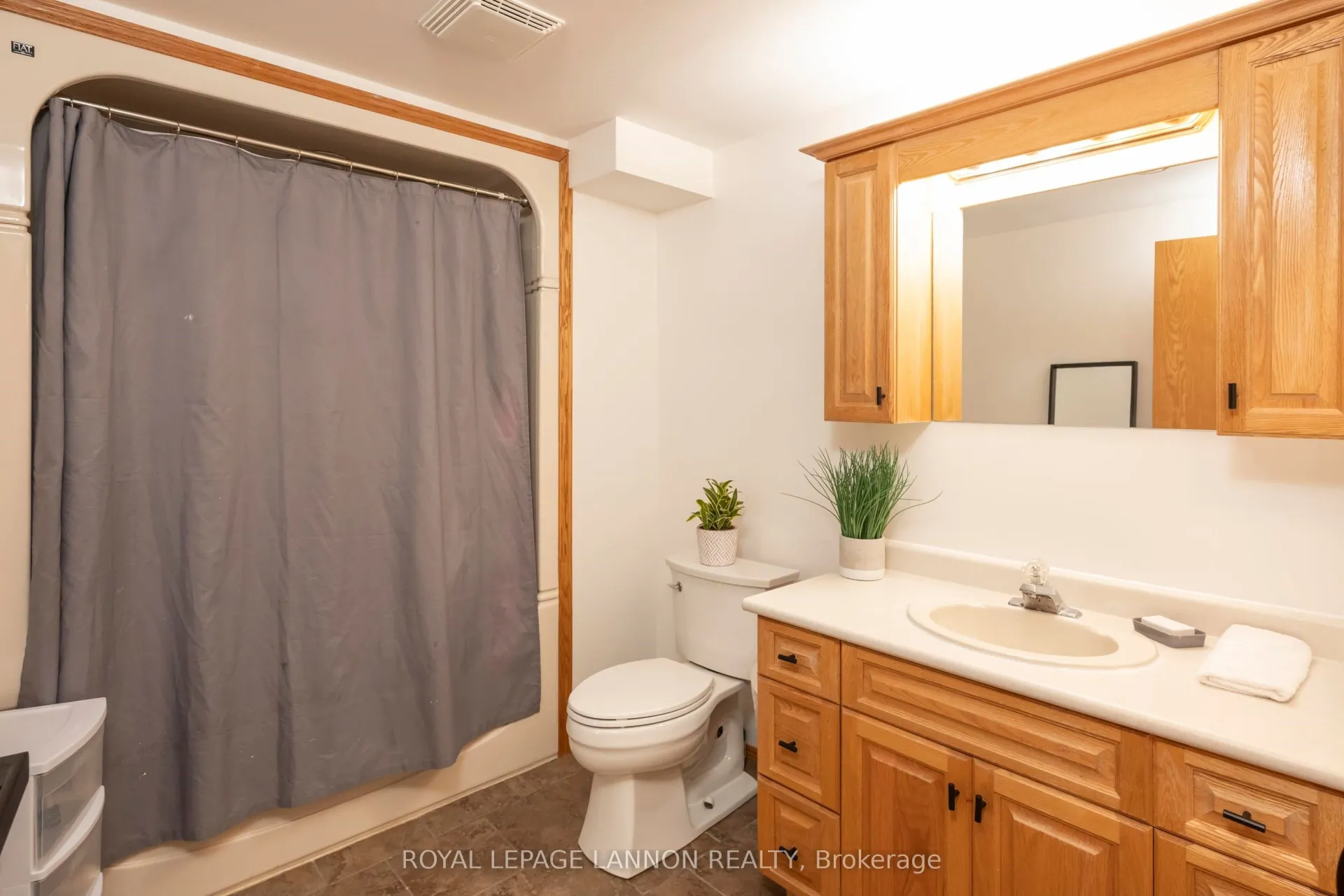 Photo 28 of 148 Nottingham Crescent, Thunder Bay, John Street North — HOMEH