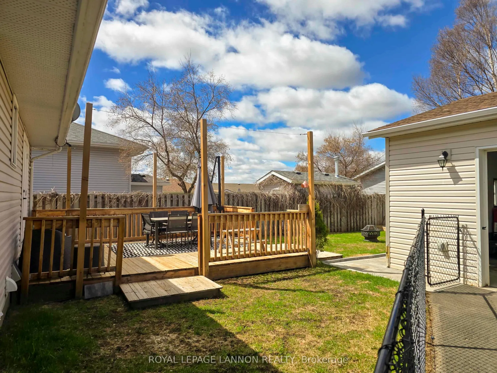 Photo 37 of 148 Nottingham Crescent, Thunder Bay, John Street North — HOMEH