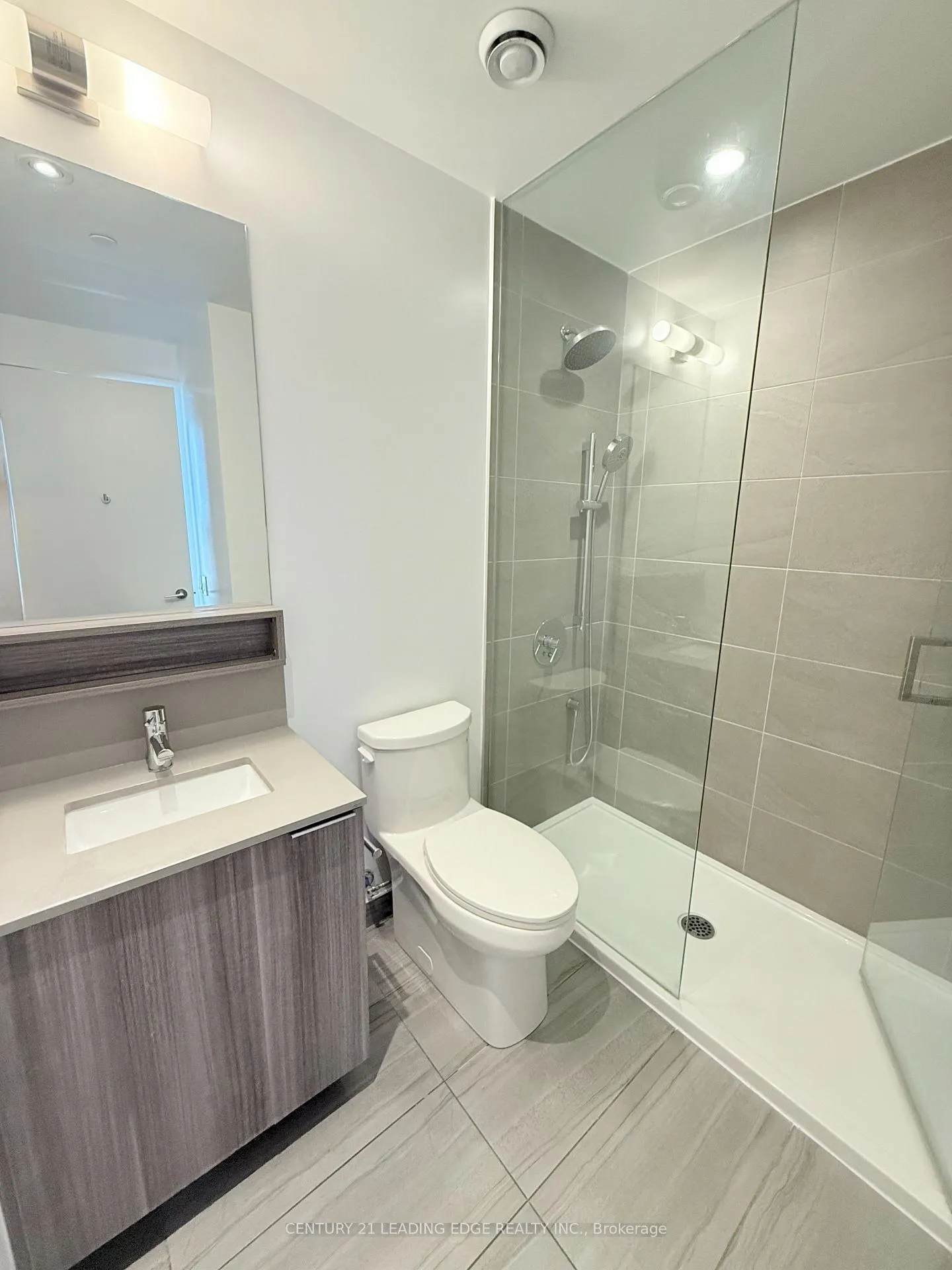Photo 6 of Unit 601, 5 Buttermill Avenue, Vaughan, Concord — HOMEH
