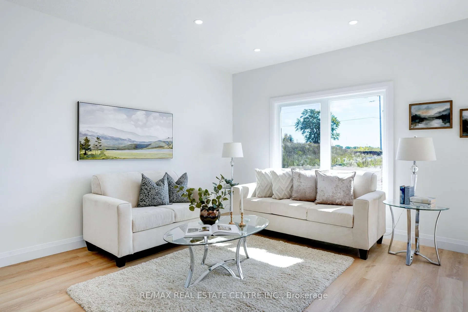Photo 2 of 2512 Constance Avenue, London, South U — HOMEH