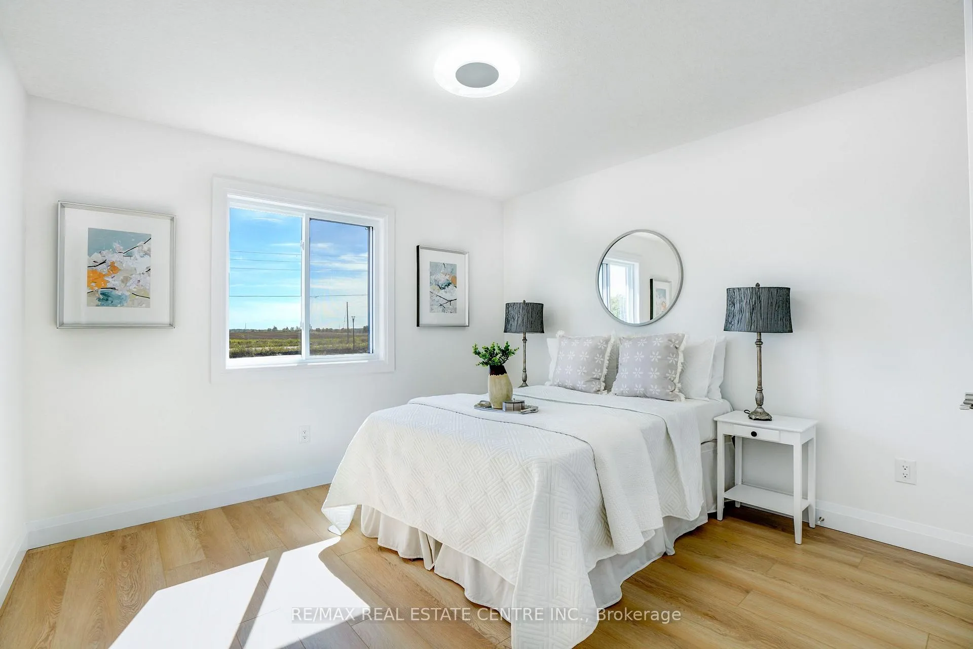 Photo 5 of 2512 Constance Avenue, London, South U — HOMEH