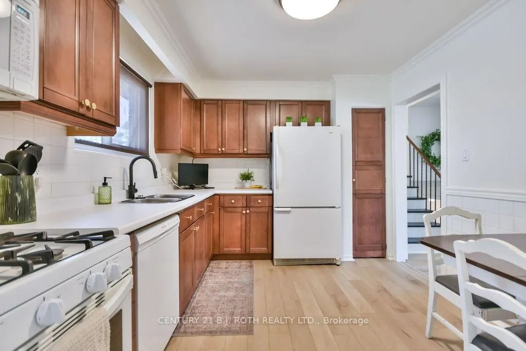 Photo 10 of 32 Lonsdale Place, Barrie, Grove East — HOMEH