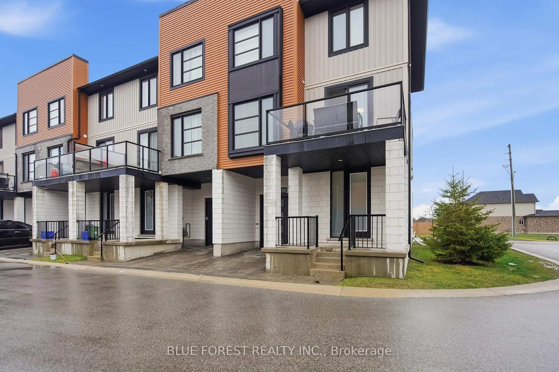 Photo 3 of 933 Sarnia Road, London, North M — HOMEH
