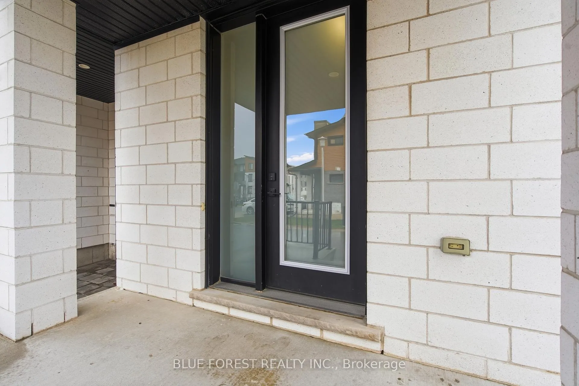 Photo 5 of 933 Sarnia Road, London, North M — HOMEH