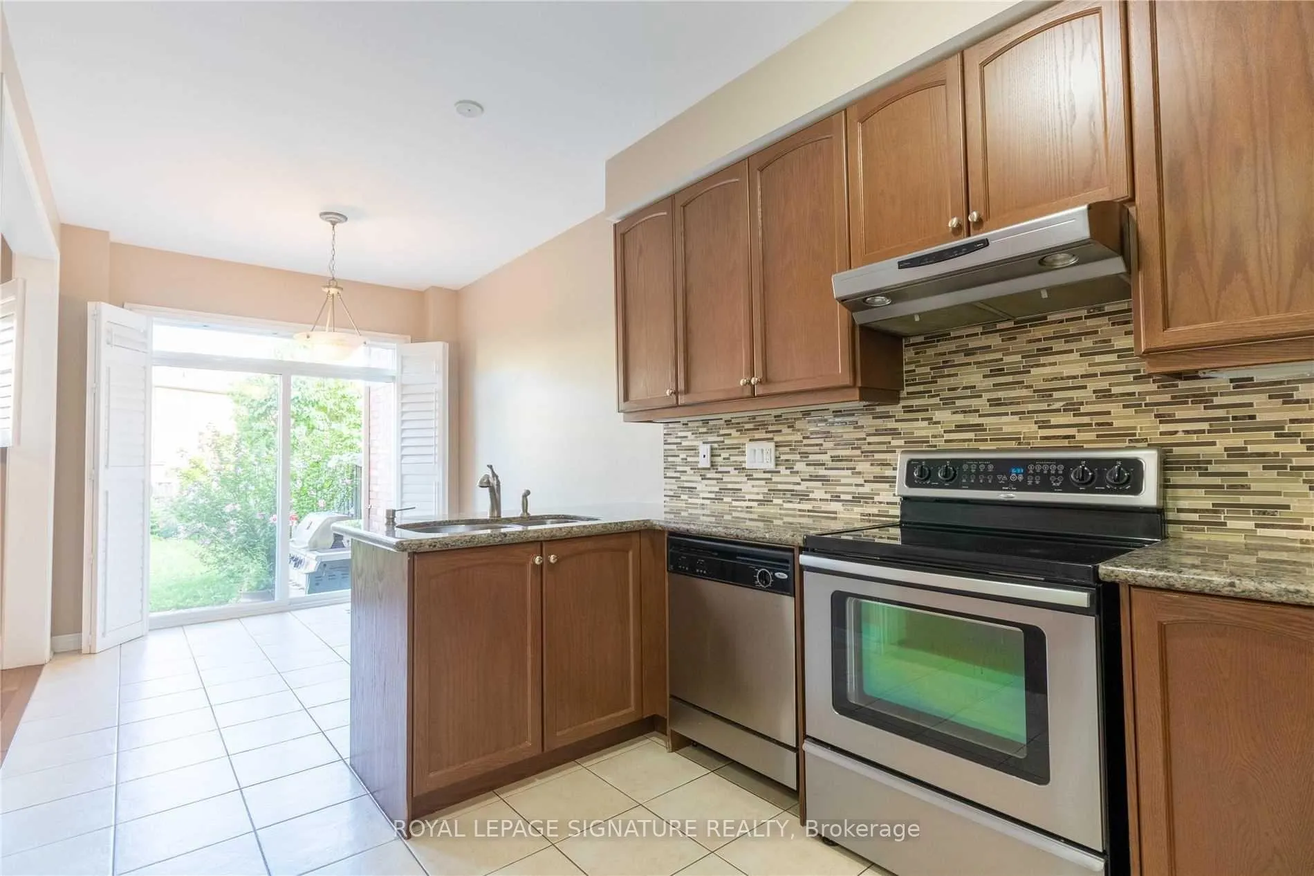 Photo 10 of 128 Holmes Crescent, Milton, Scott — HOMEH