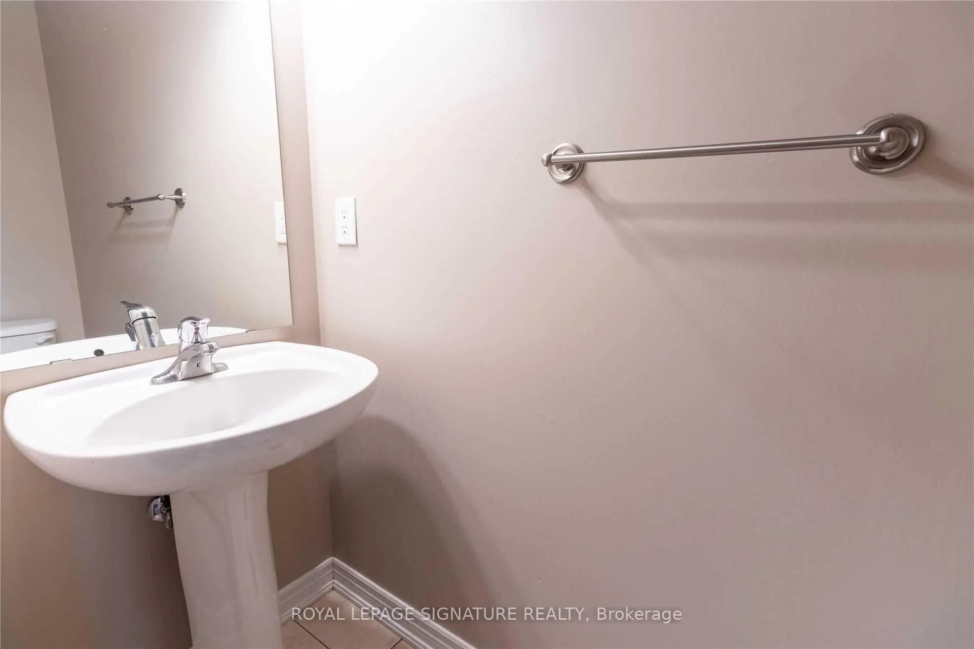 Photo 14 of 128 Holmes Crescent, Milton, Scott — HOMEH