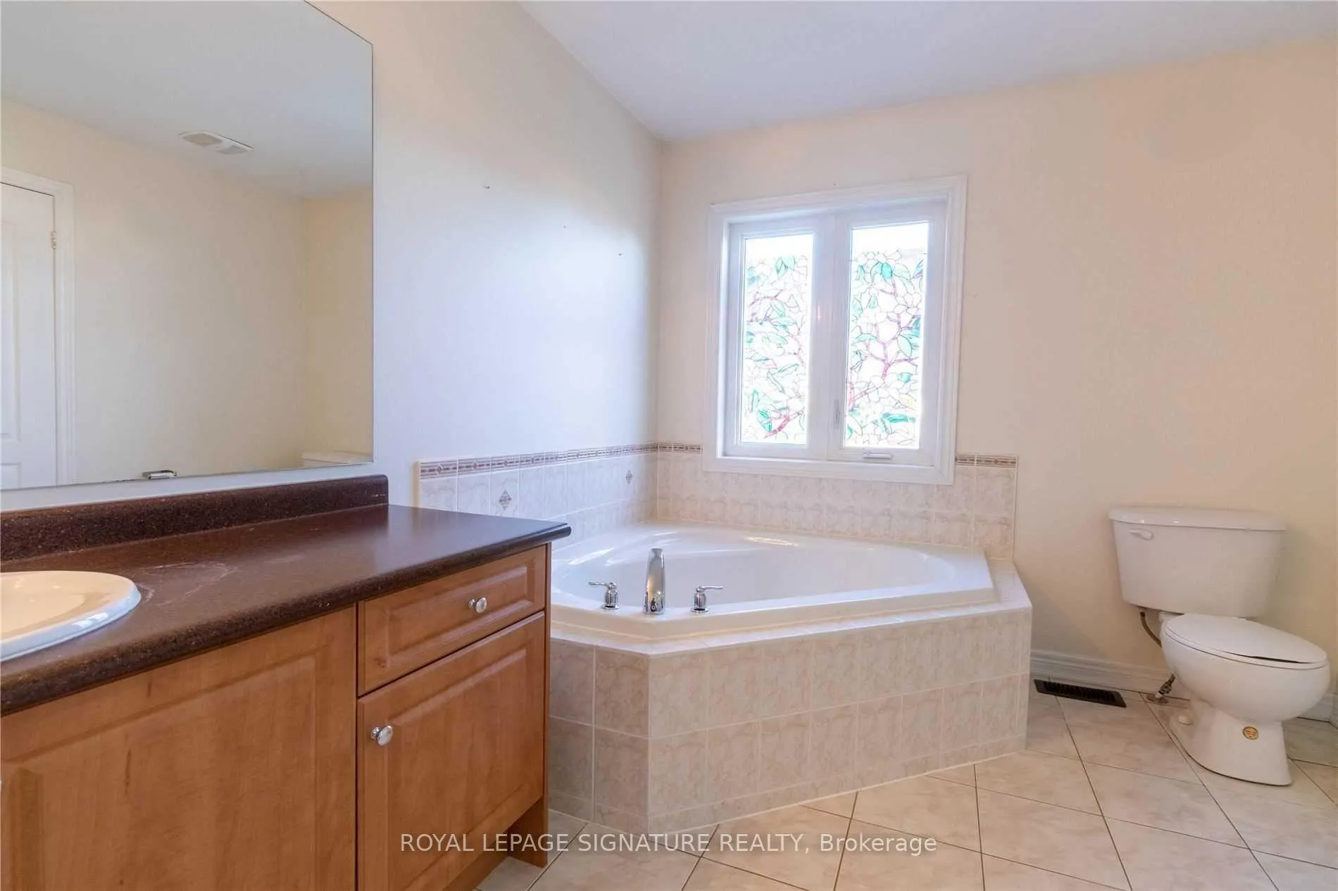 Photo 19 of 128 Holmes Crescent, Milton, Scott — HOMEH