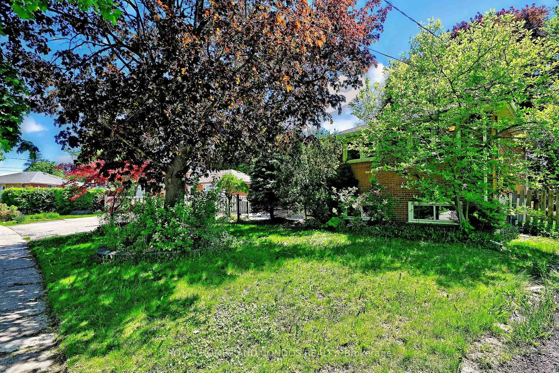 Photo 2 of 6 Raylawn Crescent, Halton Hills, Georgetown — HOMEH