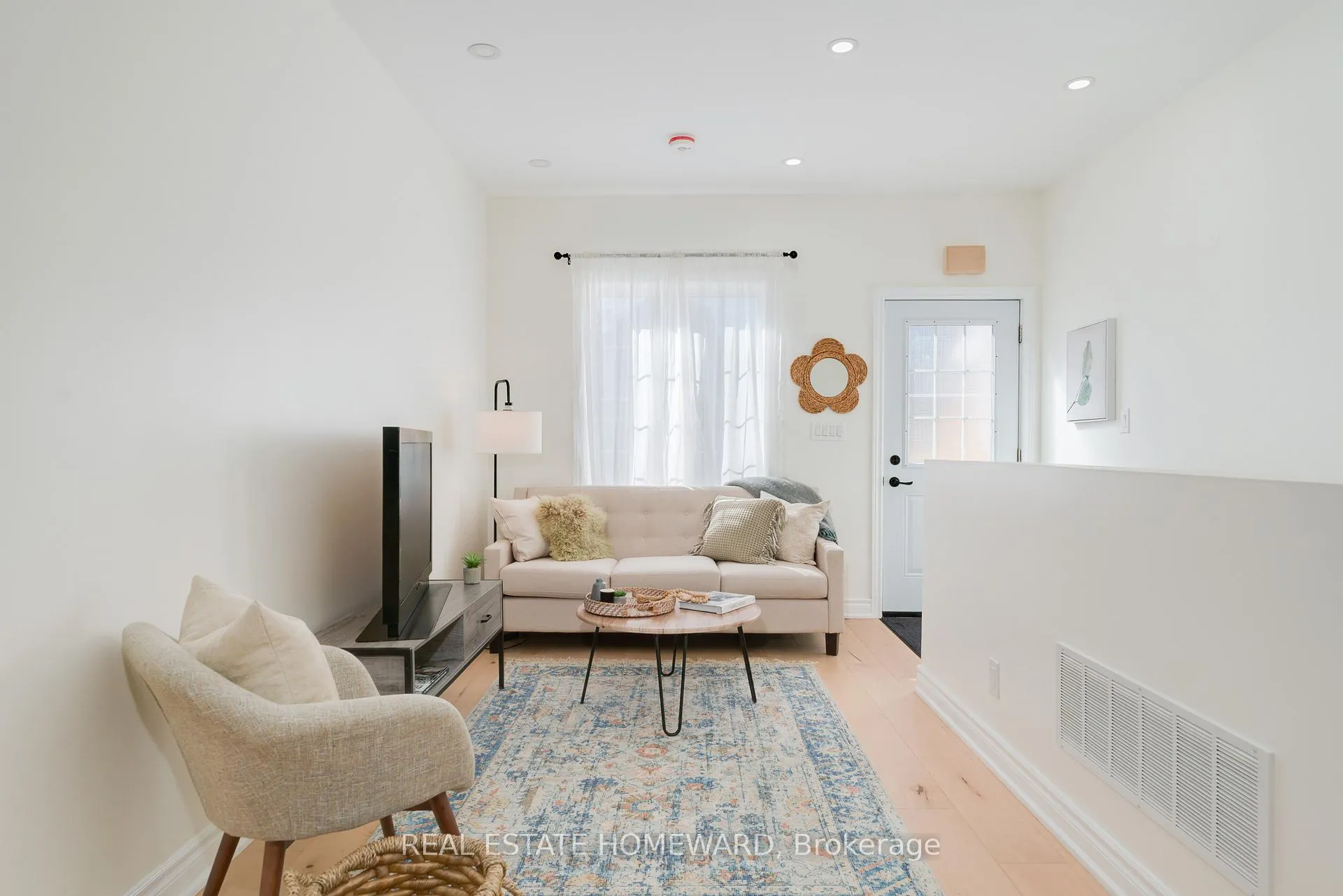 Photo 4 of 173 Coxwell Avenue, Toronto, Woodbine Corridor — HOMEH