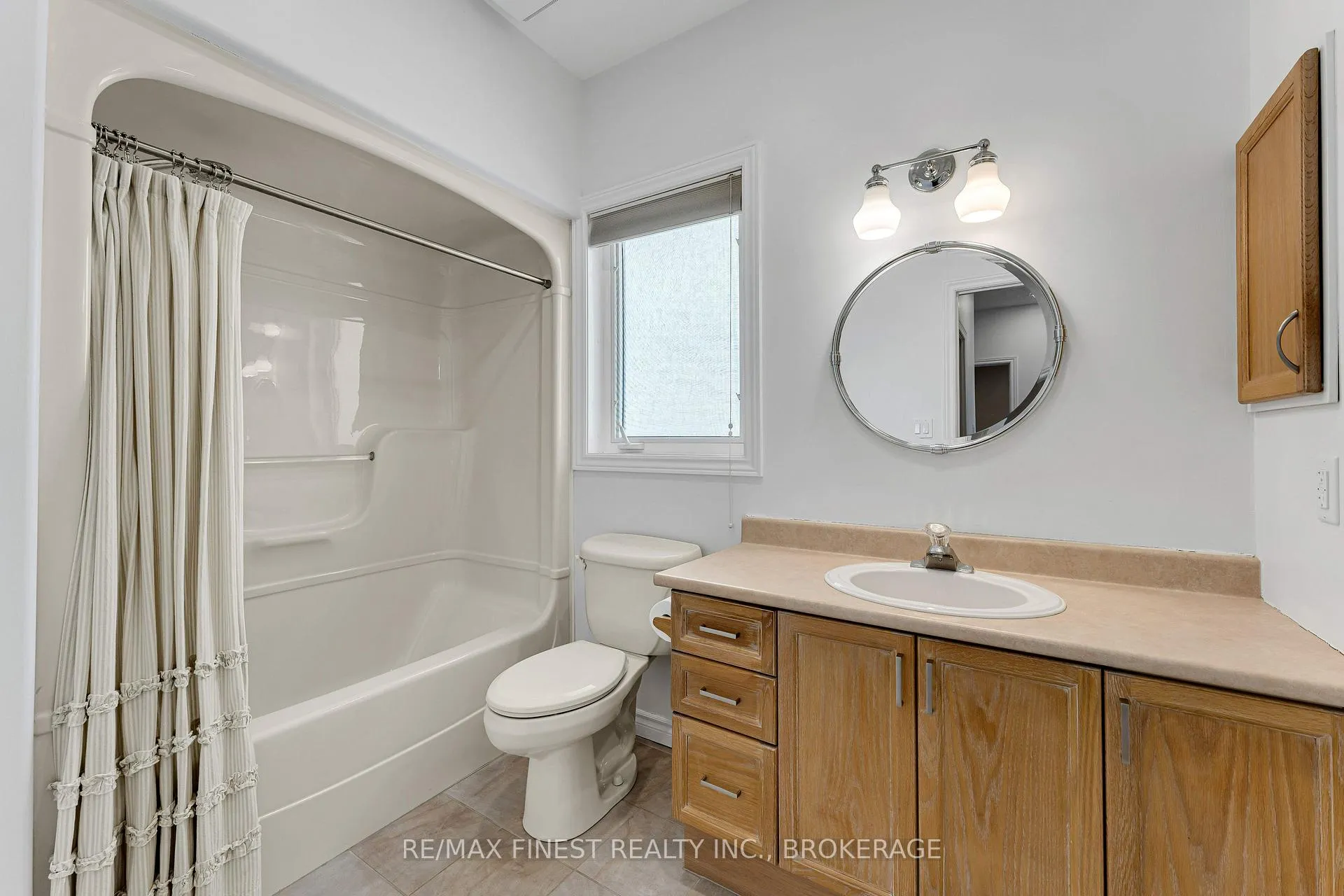 Photo 16 of 34 Schooner Drive, Kingston, Kingston East (Incl Barret Crt) — HOMEH