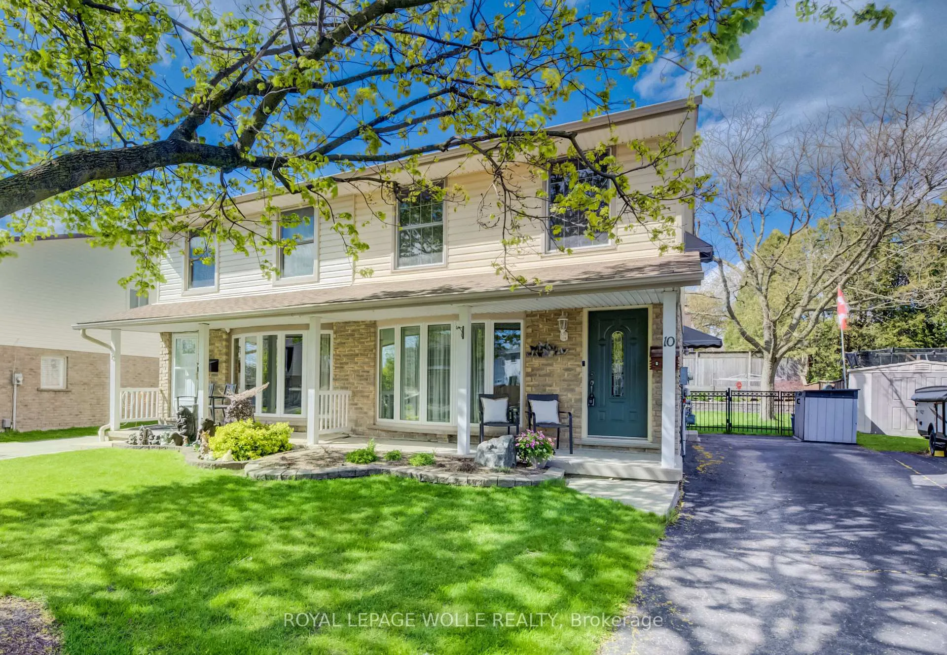 Photo 2 of 10 Meadow Woods Crescent, Kitchener — HOMEH