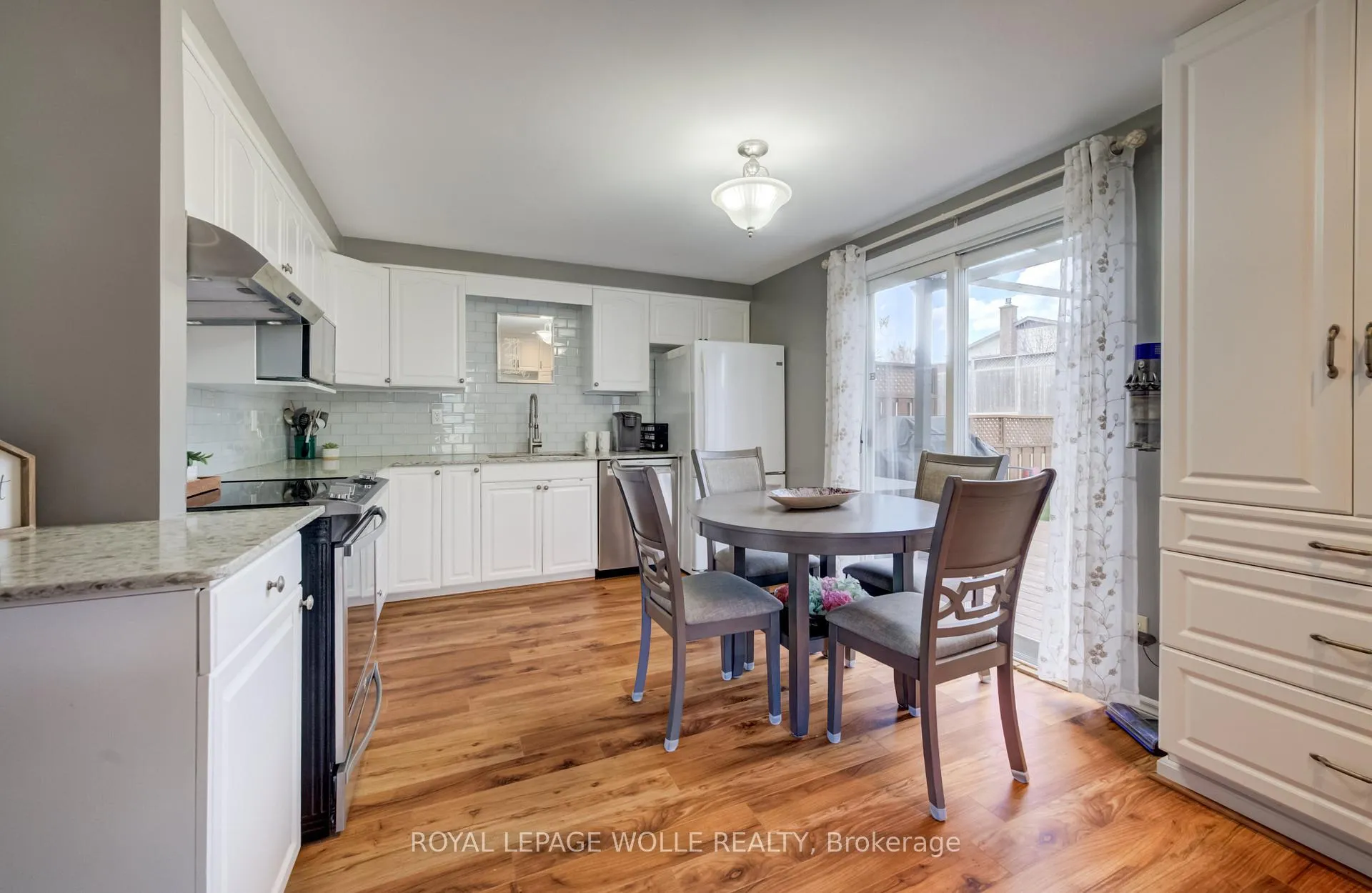 Photo 8 of 10 Meadow Woods Crescent, Kitchener — HOMEH