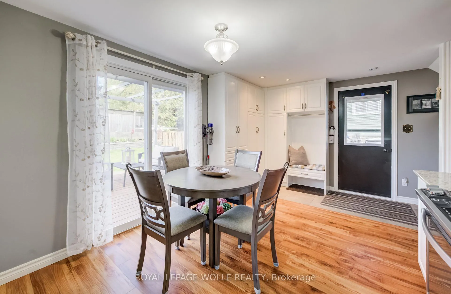 Photo 12 of 10 Meadow Woods Crescent, Kitchener — HOMEH