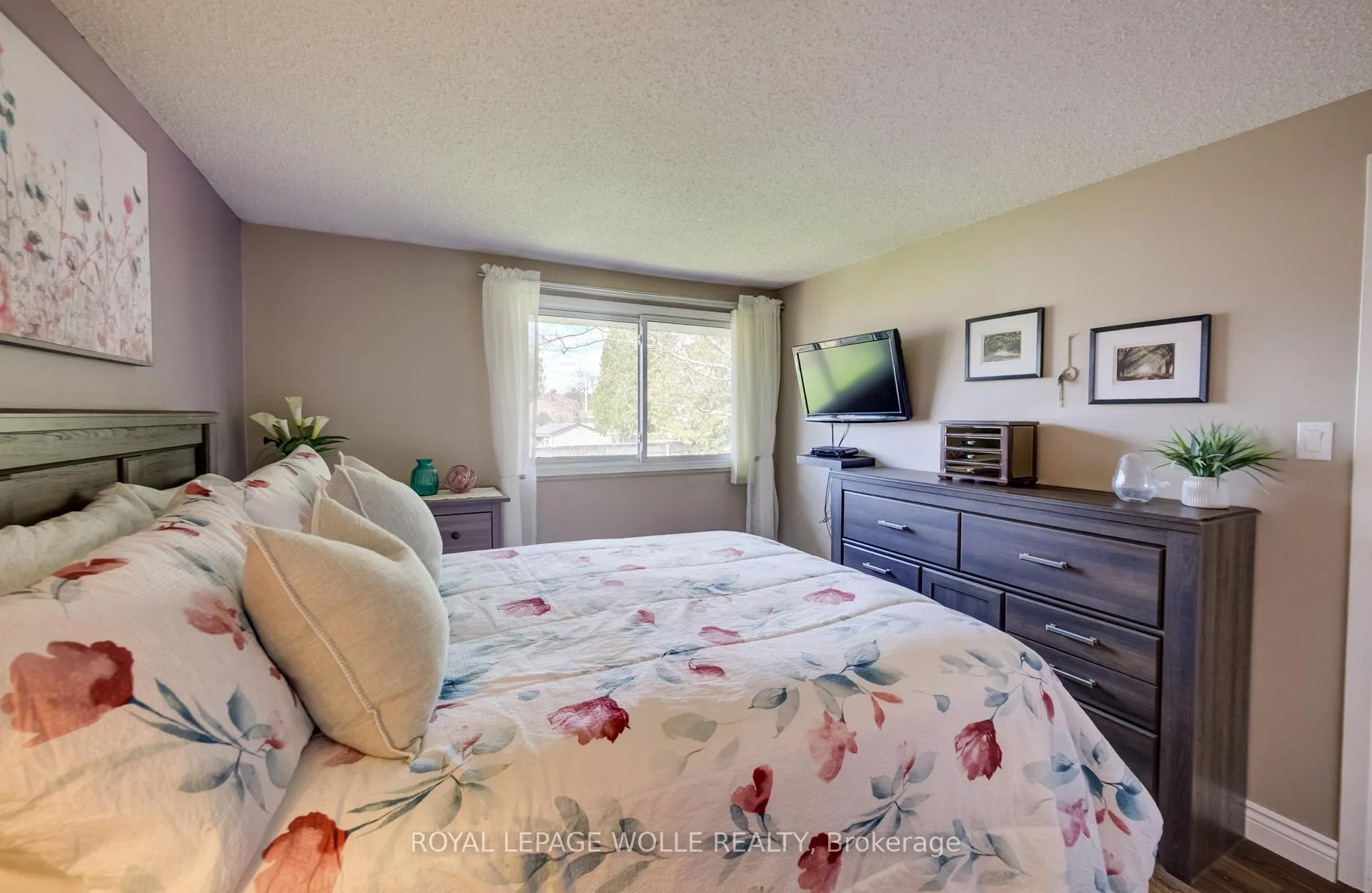Photo 17 of 10 Meadow Woods Crescent, Kitchener — HOMEH