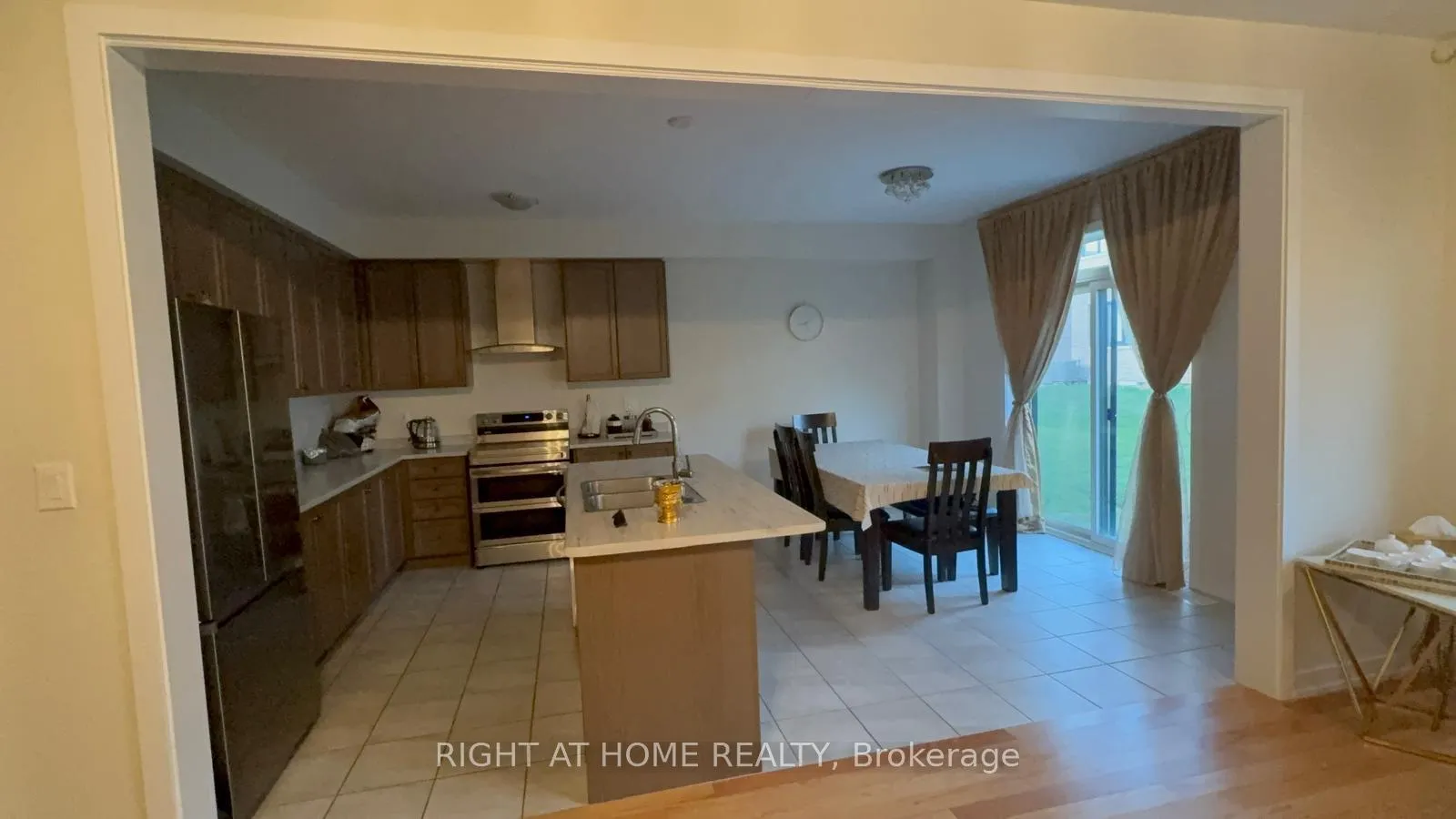 Photo 5 of 77 Wintergreen Crescent, Haldimand — HOMEH