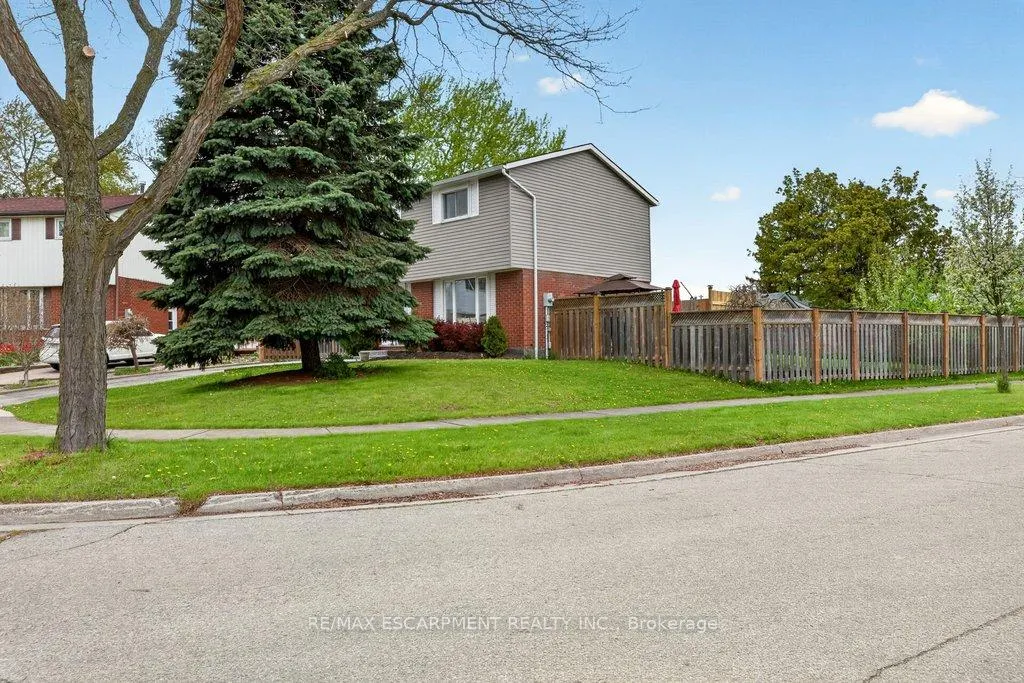 Photo 2 of 120 Chilton Drive, Hamilton, Stoney Creek Mountain — HOMEH